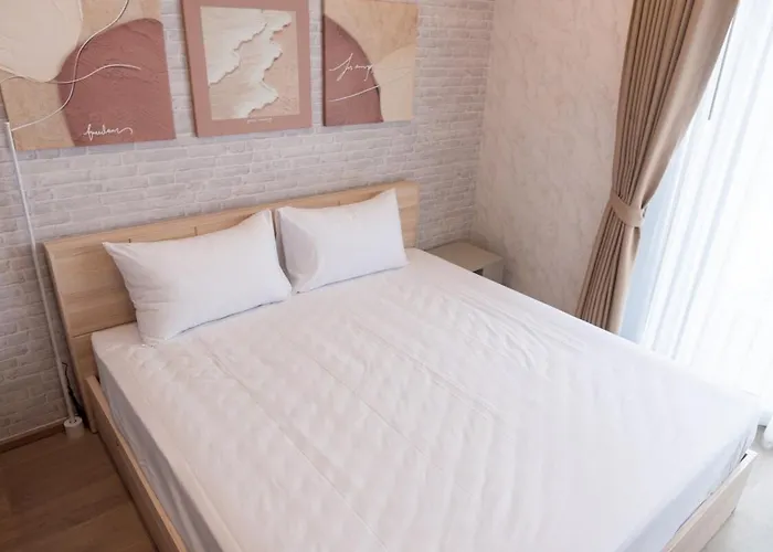 Luxury Stay, Walk To One